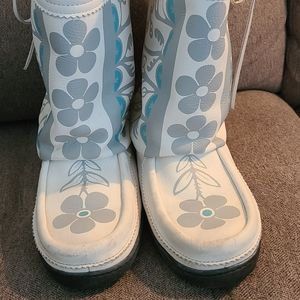 Manitoba Mukluks Christie Belcourt Gatherer Storyboot LIMITED EDITION